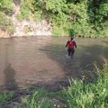 Spaseno dete iz reke u Raški: Vatrogasci brzom akcijom izvukli mališana koga je odnela bujica