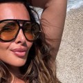 (Foto) Sonja Vuksanović baš provocira: Skinula se u tigrasti bikini, a silikoni bodu oči - Na plaži nema ko se nije okrenuo za…