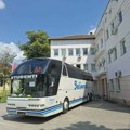 Jaćimović autobusom blokirao prilaz Opštini Žabalj: Traži da mu vrate tablice "oduzete zbog prevoza građana na protest"