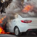 Zapalio se automobil! Crni dim se diže u nebesa