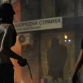 Učesnici protesta demolirali prostorije SNS u Valjevu (video)