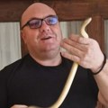 (Video): Poznati hvatač zmija ušao u kuću, zavirio iza vrata, a onda ugledao nešto jezivo! Svi gledaju šta Vladica radi sa…