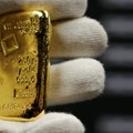 Злато поново оборило рекорд док долар слаби