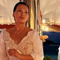 Niko ne može da veruje koliko Nina Badrić ima godina: Pozira usred restorana u beloj svilenoj haljini sa čipkom, ostavila sve…