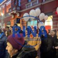 Tužna slika iz Čačka, beli baloni poleteli u nebo za Emu: Okupljeni građani poručili - nismo nikakva rulja, samo želimo znati…