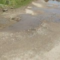 U Rudaru više od mesec dana curi voda iz puklih cevi u par ulica, “Vodovod” ne reaguje(VIDEO)