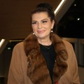 Rolovani kebap u tortilji serviran na jogurtu – ručak za celu porodicu