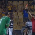 Da li je ovo najgori crveni karton ikada?! Golman istrčao do pola terena da izvede prekid, a onda napravio nezapamćenu glupost!…