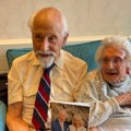 Muž (102) i žena (101) proslavili 80 godina braka: Spojila ih pisma tokom rata, a njegova tajna velike ljubavi će vas…