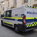Pucao sa balkona usred bela dana, pa bacao petarde: Policija mu upala u stan, evo šta je pronađeno