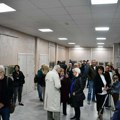 Magija voska i boja u Čačku: otvorena izložba „Tragom voska” umetnice Tatjane Tanasijević