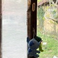 U ovoj kući kod Leskovca Maksimovići dočekuju zimu: Bolesna majka nema ni šporet, decu hrani sa 20.000 dinara!