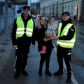 Saobraćajni policajci zaustavljali vozila i delili paketiće deci (FOTO)