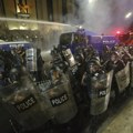 FOTO Žestok sukob policije i demostranata u Gruziji: Leteli suzavci, flaše i jaja, građani ustali protiv „zakona o…