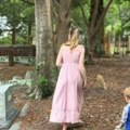 Trudnica na groblju traži ime za bebu: Sa decom čita natpise na spomenicima "Ovo je prava riznica, posetićemo još lokacija…