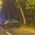 Jeziv prizor u Kragujevcu: Automobil se zakucao u drvo, policija na licu mesta