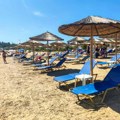 "Prvi red je u vodi, zato je skuplje" Paprena cena na grčkim plažama, burna rasprava Srba na mrežama