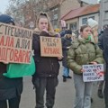 Održan protest novosadskih srednjoškolaca: „Ili si sa onima koji decu brane ili s onima koji ih gaze“ (FOTO, VIDEO)