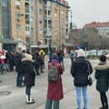 Novi Sad zastao na 15 minuta: Nastavnici u štrajku, učenici i roditelji, blokirali više raskrnica kako bi odali počast…