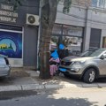 Žena u kolicima ne može da prođe trotoarom