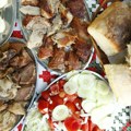 Cene pečenja na Jagnjijadi u Jagnjilovu: Kilogram pečenja od 3.000 dinara, salate oko 300, kafa 150