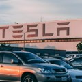 Tesla razočarala rezultatima, prihodi pali drugi kvartal zaredom