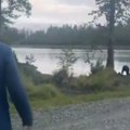Član ruske delegacije oči u oči sa medvedom na Aljasci! Snimak postao hit na internetu (VIDEO)