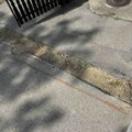 Žitelji Bosanske ulice u Sušici mesecima nemaju prilaz svojim dvorištima jer im je trotoar ispred kuća raskopan (VIDEO)