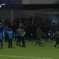 (VIDEO) Velika tuča navijača, brutalna reakcija policije