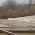 (Видео) Драматични призори из Свијлајнца: Набујала река однела читав мост, водостај и даље висок, надлежни на терену