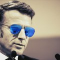 A Macron i dalje ne skida naočare…