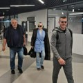 Brena ni reč o Suzani Jovanović i Popoviću sa Bobom i Viktorom stigla u Beograd: Na licu nosi tamne naočare, sačekala ih besna…