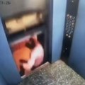 Za dlaku izbegao smrt u liftu: Hteo da izađe, pa jedva ostao živ, nadzorna kamera sve snimila (video)