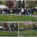 Veliki broj ljudi okuplja se u Pionirskom parku neposredno pred protest medijskih udruženja
