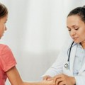 Sve više dece ima povišen krvni pritisak! Lekari sve češće otkrivaju „tihi problem“ kod školaraca, a mnogi roditelji ne…