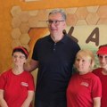 Vučić krenuo u Orlovat, družio se sa ljudima u Crepaji