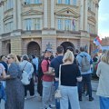 Protest studenata i građana u Nišu: Građani žele da probiju kordon da ih naprednjaci bolje čuju