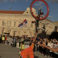 Studenti na biciklima i danas po Srbiji nose Ustav i razgovaraju s gradjanima