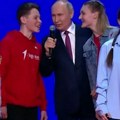 Putin uz omladinu zapevao rusku himnu