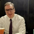 Srećan što posle 20 godina možemo da popijemo Pivo: Predsednik Vučić pokazao sa kim provodi slobodno vreme u Minhenu…