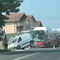 Saobraćajka u Korićanima, sudarili se autobus i kombi