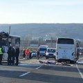 Sudar autobusa kod Umke: Poginule dve osobe; Očevidac: Proleteo je, puklo kao bomba FOTO