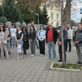 Protest ispred Gimnazije. Zašto je profesorka Biserka dobila čistu peticu?! Da li su Piroćanci "priznali poraz" ili "nisu…