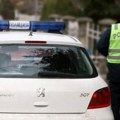 Na putu za Rudnik povređena žena, saputnica na motoru: Pala na kolovoz i povredila noge