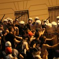 OJT: Tri osobe zadržane do 48 sati zbog napada na službeno lice tokom protesta u Beogradu
