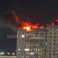 (Video) Leti direktno ka zgradi, a onda: - eksplozija! Snimljen trenutak žestokog napada na Rusiju: Bukte požari, naređena…