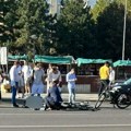 (Foto) uznemirujuća scena kod Vukovog spomenika: Biciklistu udario automobil, nepomično leži na ulici