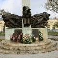 Kragujevac: Položeni venci kraj Spomenika palim Šumadincima