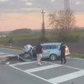 Prednji deo automobila potpuno smrskan, delovi svuda po putu. Saobraćajna nesreća između Kovina i Smedereva: Policija na licu…