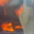 Buktinja na auto-putu ka Novom Sadu prestravila ljude: Vatra guta kamion, prolaznici u neverici snimaju i uzdišu (video)
